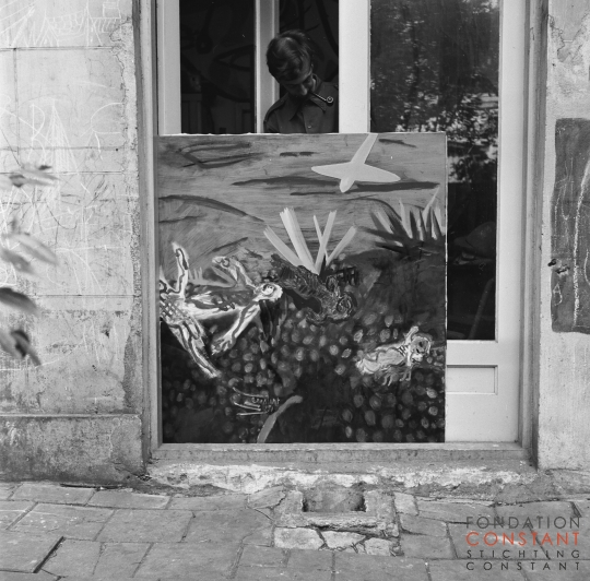 Constant with Luchtaanval (1951), photo Violette Cornelisse, 1951