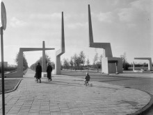 Excursie Tuindorp Osdorp, ingang van het sportpark "Ookmeer"-Nationaal Archief, photo: Joop van Bilsen