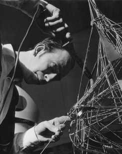 Working on construction ovoïde, 1957