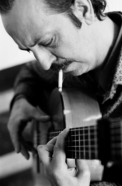 Constant playing guitar, 1961