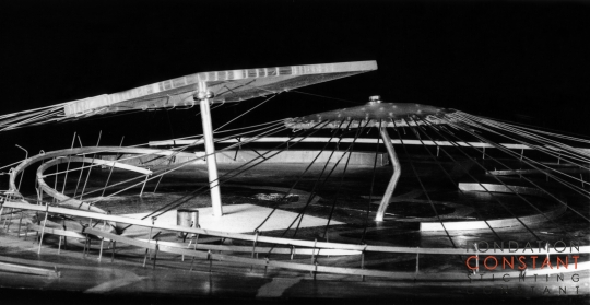 Constant Nieuwenhuys-Ontwerp voor een zigeunerkamp, 1956-10 photo Victor Nieuwenhuys
