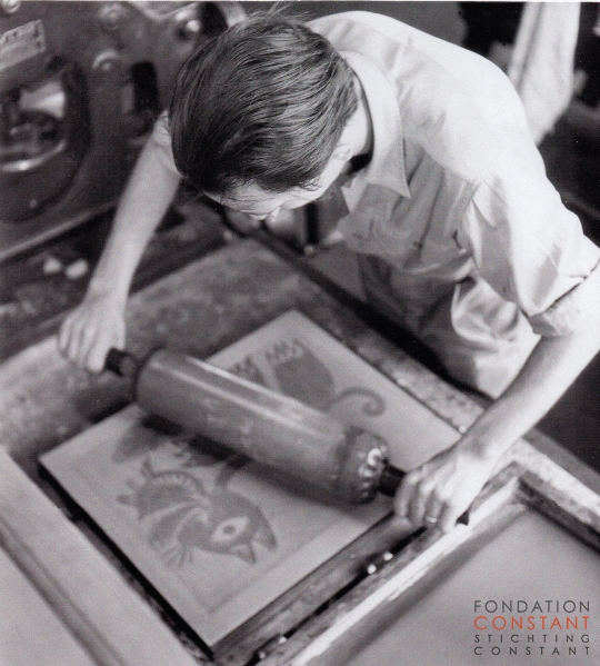 Constant making a litho, proof print of Kat