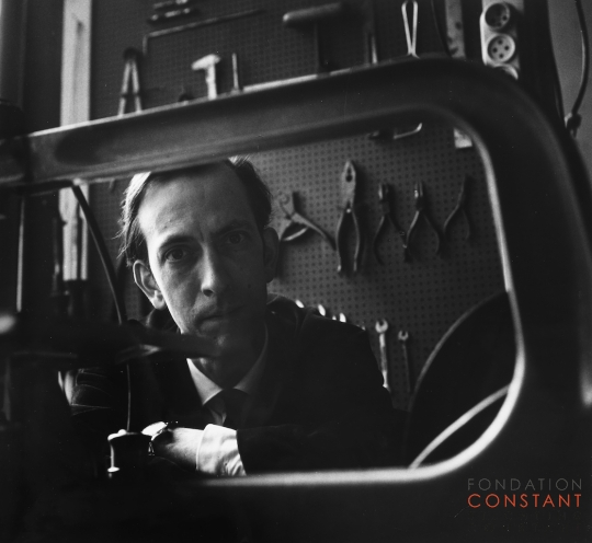 Constant Nieuwenhuys-Constant in zijn atelier Henri Polaklaan, Amsterdam, 1958 Constant Nieuwenhuys-Constant in zijn atelier Henri Polaklaan, Amsterdam, 1958