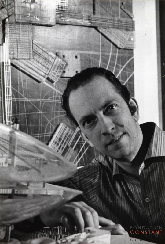 1960 Constant in his studio with Spatiovore and Groep sectoren 1960 Constant in his studio with Spatiovore and Groep sectoren