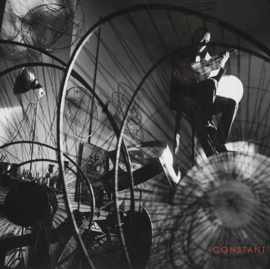 Constant Nieuwenhuys-Constant with guitar, 1962 | photo: Aart Klein
