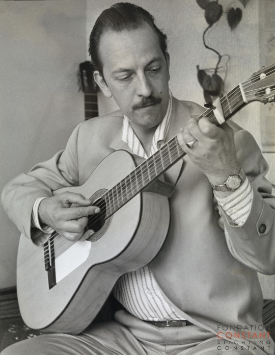 Constant playing guitar, 1963 Constant playing guitar, 1963