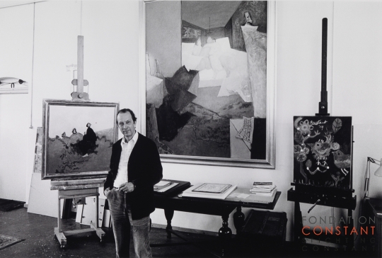 Constant amongst his paintings, 1982 ca | Photo Nico Koster Constant amongst his paintings, 1982 ca | Photo Nico Koster
