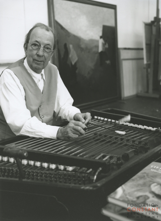 Constant Nieuwenhuys playing his cymbalon at his studio Wittenburg, 1995