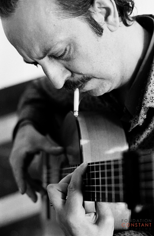 Constant playing the guitar, 1961 Constant Nieuwenhuys playing the guitar, 1961