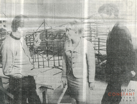 Constant met Betty van Garrel en Rem Koolhaas, 1966 Constant Nieuwenhuys met Betty van Garrel en Rem Koolhaas, 1966