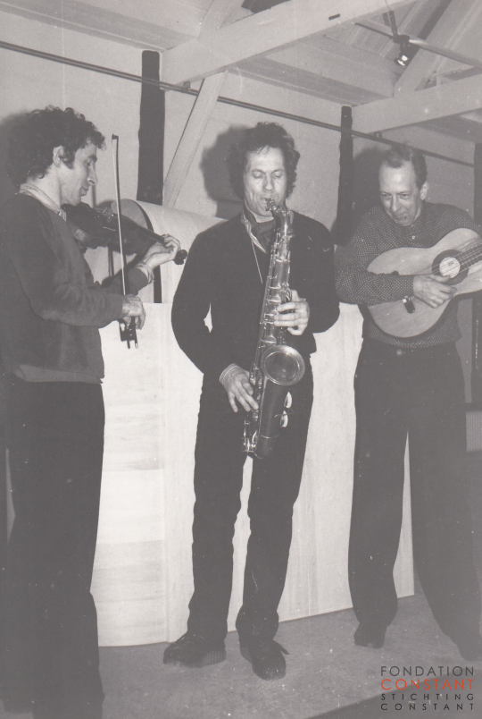 Constant is making music with two musicians Constant is making music with two musicians