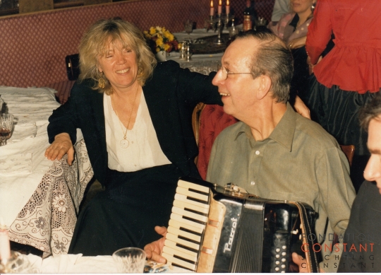 Constant plays the accordion next to Gertie Bierenbroodspot Constant plays the accordion next to Gertie Bierenbroodspot