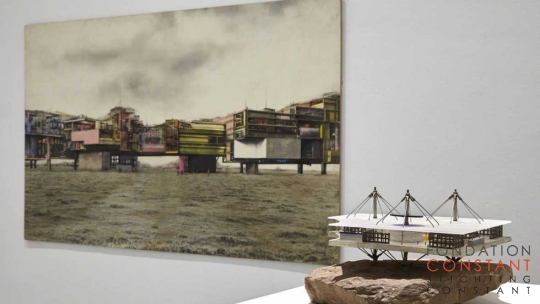 Maqueta y pintura de "Nueva Babilonia" de Constant expuestas en el Reina Sofía 