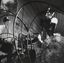 Constant Nieuwenhuys-Constant with guitar, 1962 | photo: Aart Klein
