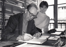 Constant signs his book Les trois espace, 1992