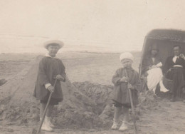 Postcard with Constant, Jantje and their parents on the beach in Zandvoort